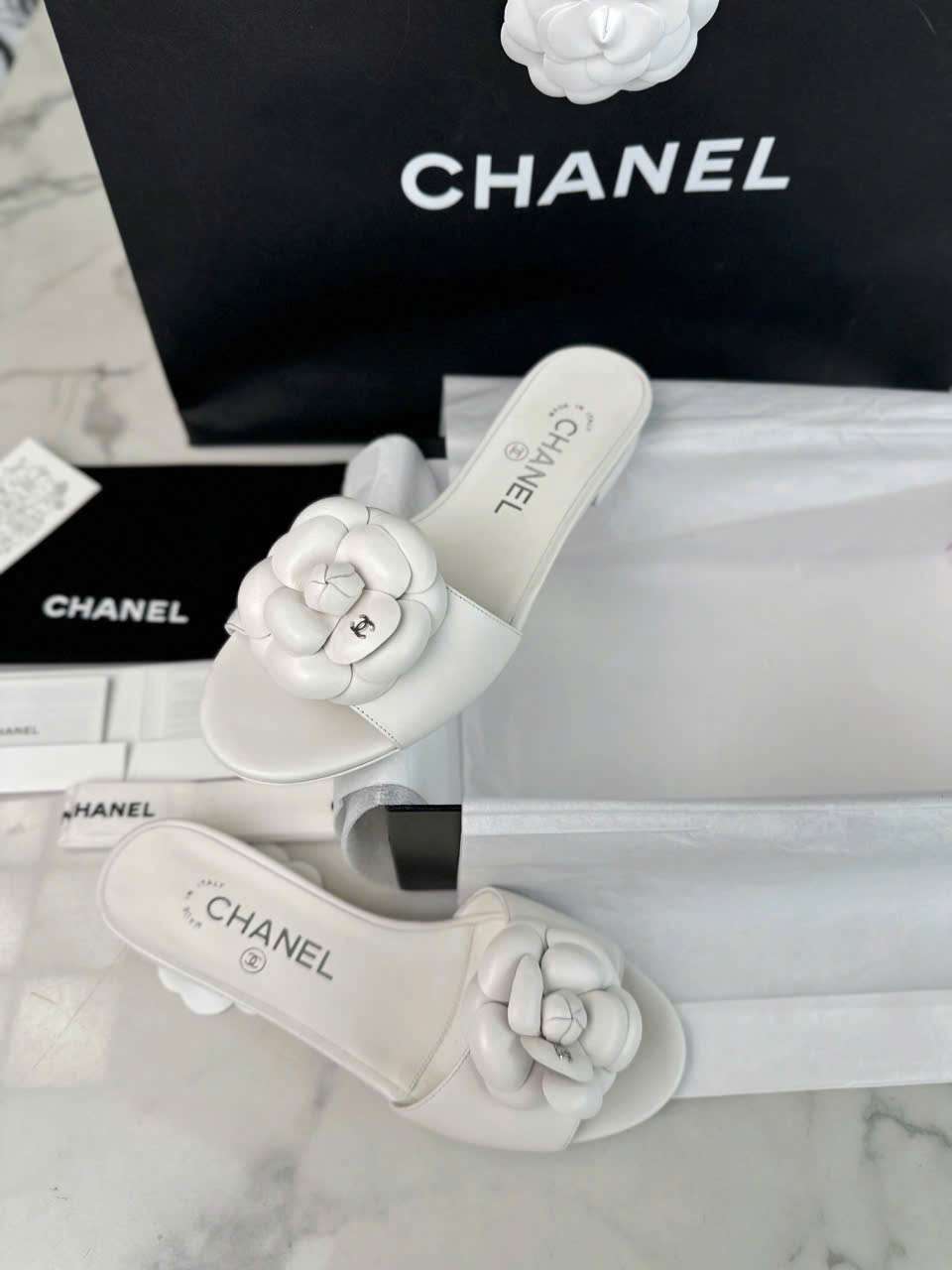 Dép Chanel Hoa Trà Màu Trắng Da Thật Thanh Lịch Dép Chanel Hoa Trà Màu Trắng Da Thật Thanh Lịch