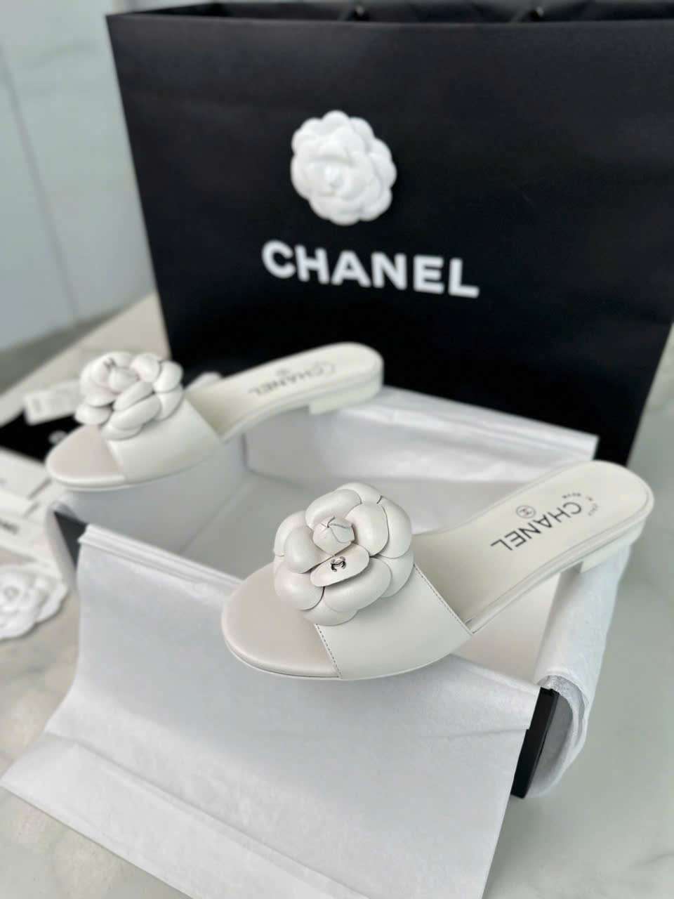 Dép Chanel Hoa Trà Màu Trắng Da Thật Thanh Lịch Dép Chanel Hoa Trà Màu Trắng Da Thật Thanh Lịch