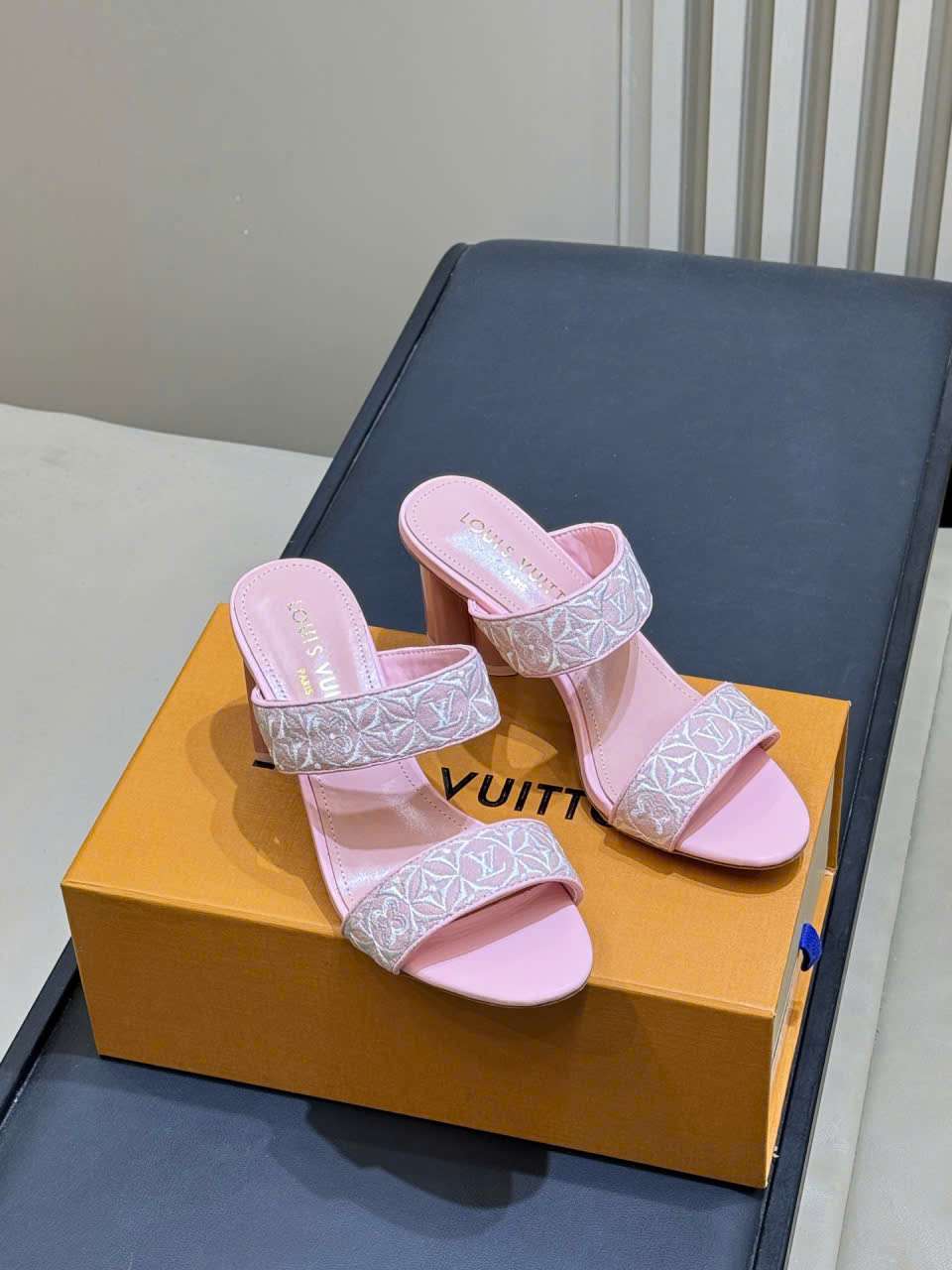 Dép Louis Vuitton Monogram Cao Gót Màu Hồng Siêu Cấp Vip Dép Louis Vuitton Monogram Cao Gót Màu Hồng Siêu Cấp Vip
