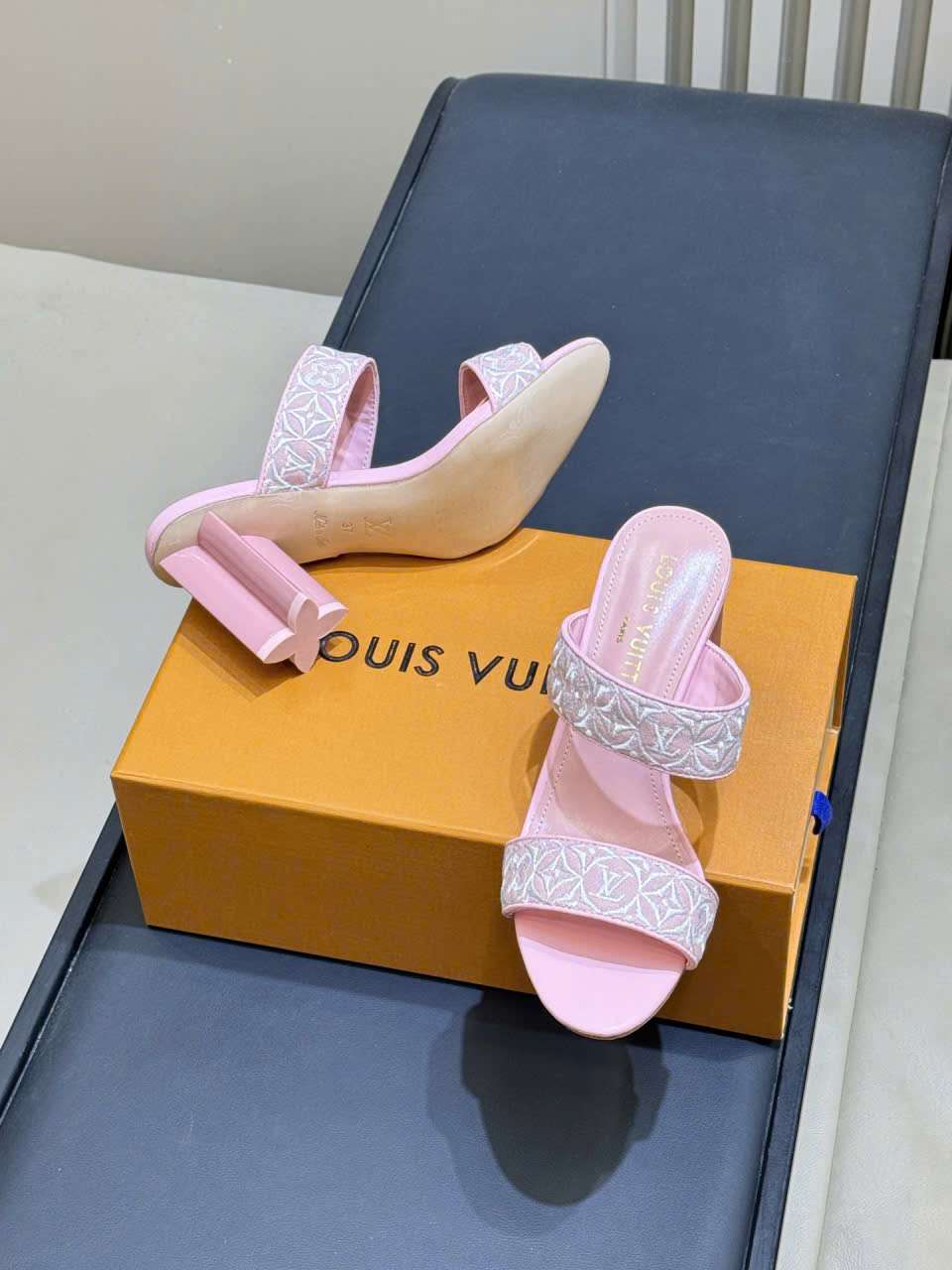 Dép Louis Vuitton Monogram Quai Bản Rộng Màu Hồng Luxury Dép Louis Vuitton Monogram Quai Bản Rộng Màu Hồng Luxury