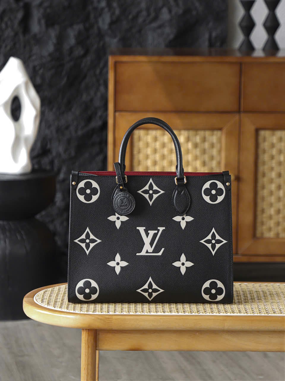Túi Onthego Đen Monogram Phía Trước Dùng Đi Công Tác Túi Onthego Đen Monogram Phía Trước Dùng Đi Công Tác