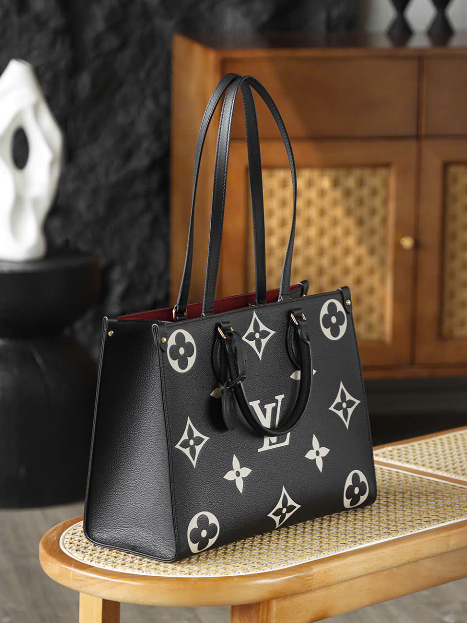 Túi Onthego Full Da Bên Hông Monogram Dập Nổi Túi Onthego Full Da Bên Hông Monogram Dập Nổi