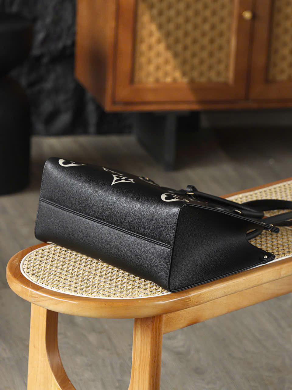 Túi Louis Vuitton Onthego Phía Dưới Dùng Đi Du Lịch Túi Louis Vuitton Onthego Phía Dưới Dùng Đi Du Lịch