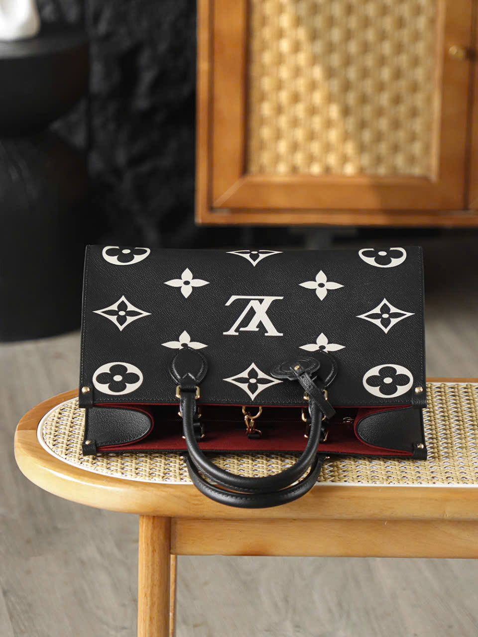 Túi Louis Vuitton Onthego Đen Size 35 Full Da Cao Cấp Túi Louis Vuitton Onthego Đen Size 35 Full Da Cao Cấp