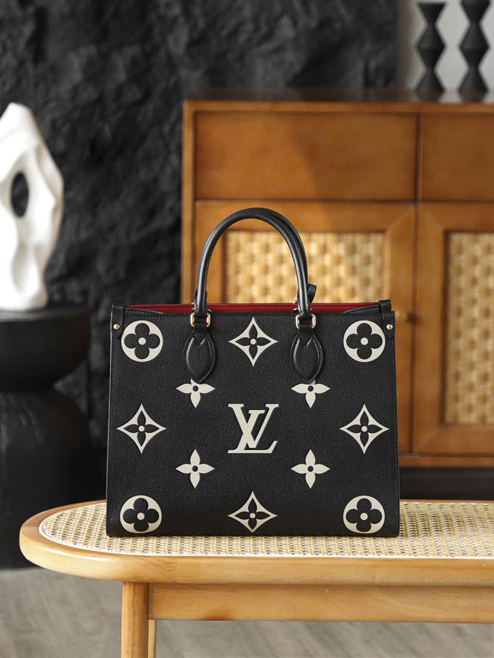 Túi Lv Onthego Đen Phía Sau Form Lớn Sang Trọng Túi Lv Onthego Đen Phía Sau Form Lớn Sang Trọng