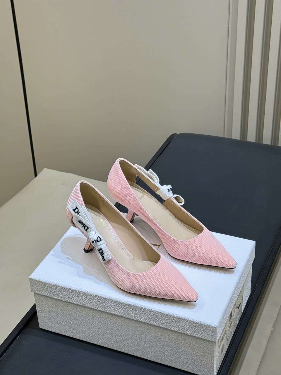 Giày Jadior Hồng Anh Đào Gót 6.5cm Cao Cấp Công Sở Giày Jadior Hồng Anh Đào Gót 6.5cm Cao Cấp Công Sở