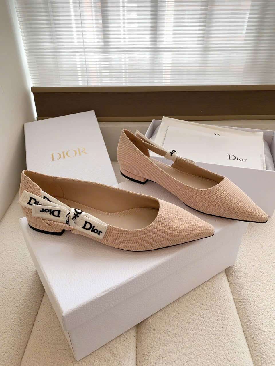 Giày Jadior Kem Gót 1.5cm Da Cừu Luxury Giày Jadior Kem Gót 1.5cm Da Cừu Luxury