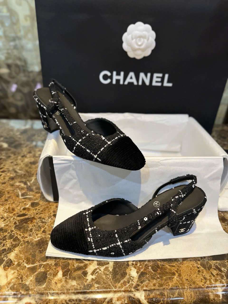 Giày Slingback Chanel phối cùng váy bút chì công sở thanh lịch Giày Slingback Chanel phối cùng váy bút chì công sở thanh lịch