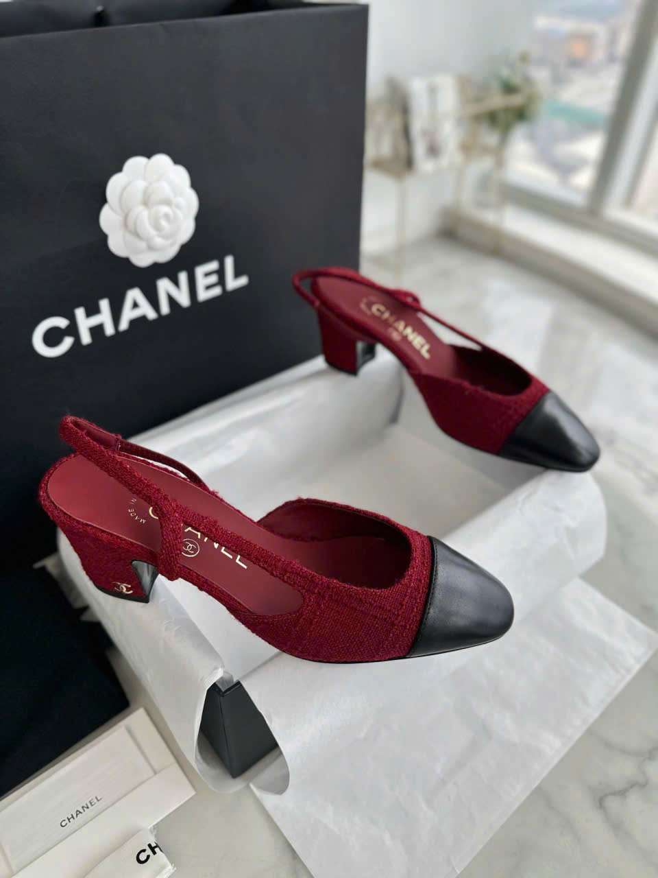 Giày Slingback Chanel phối cùng váy bút chì công sở thanh lịch Giày Slingback Chanel phối cùng váy bút chì công sở thanh lịch