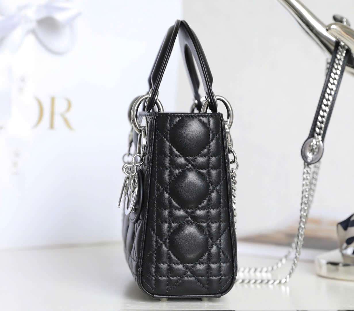 Góc Nghiêng Túi Xách Dior Lady Mini Luxury Với Dáng Vòng Cung Tinh Tế Góc Nghiêng Túi Xách Dior Lady Mini Luxury Với Dáng Vòng Cung Tinh Tế