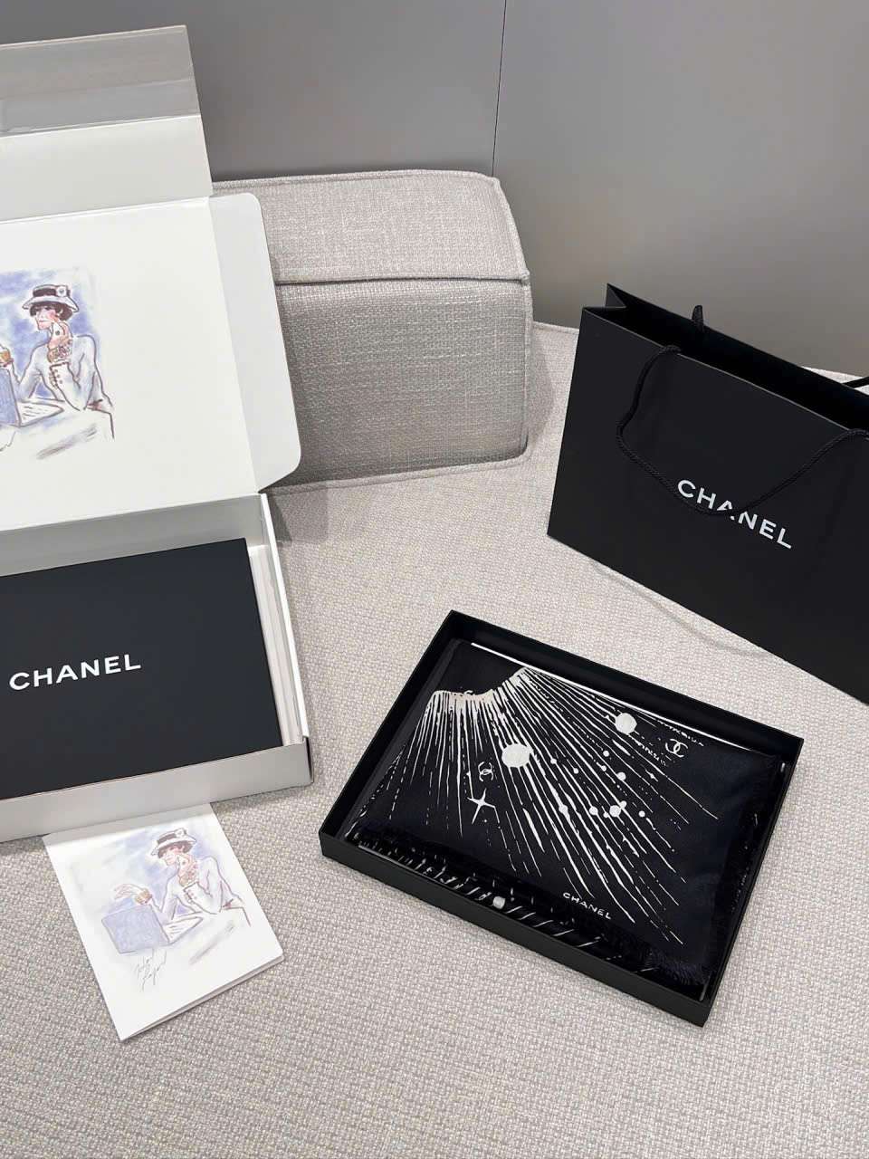 Khăn choàng Chanel màu đen họa tiết thiên văn sang trọng Khăn choàng Chanel màu đen họa tiết thiên văn sang trọng