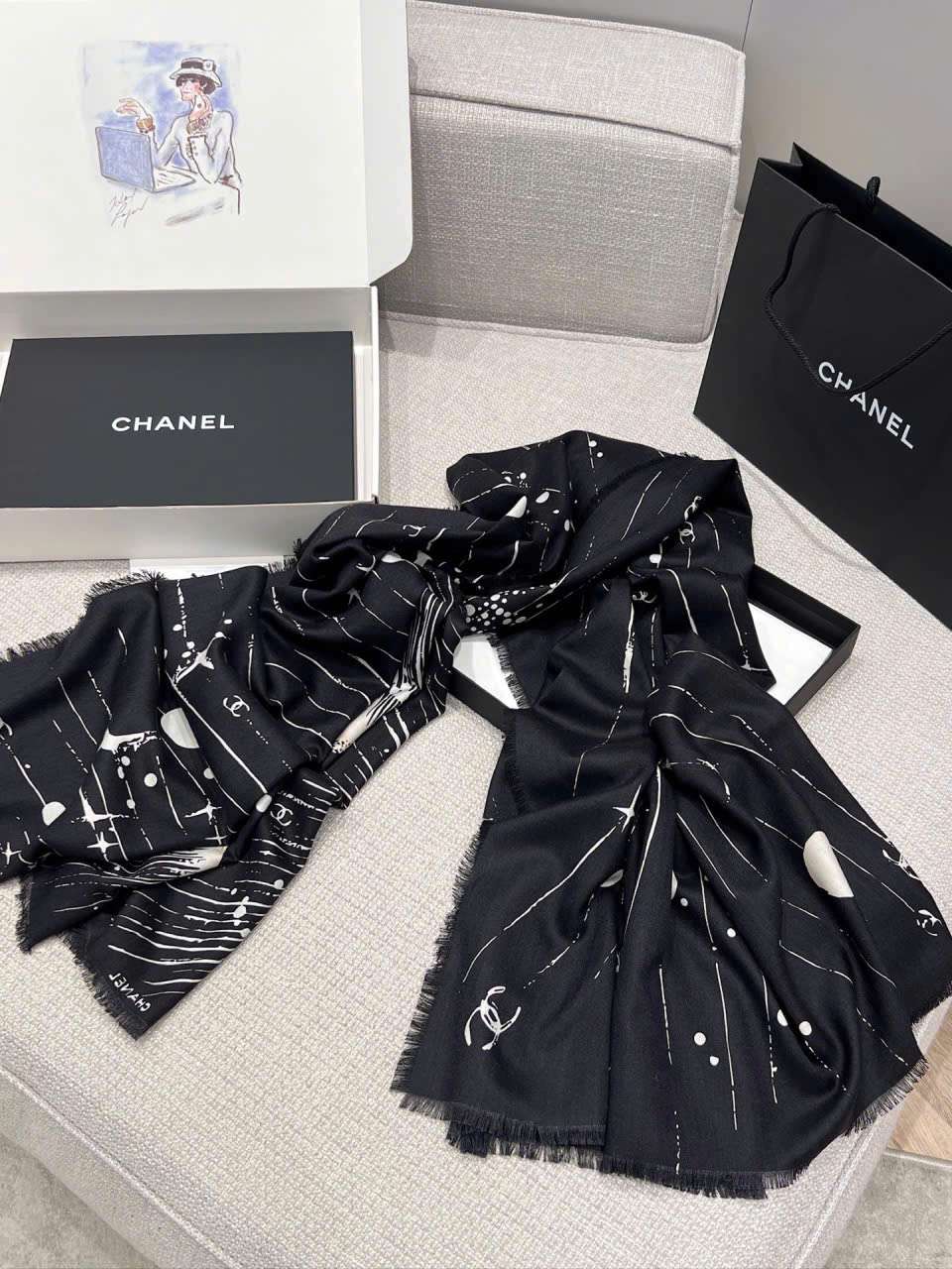 Khăn choàng Chanel màu đen họa tiết thiên văn sang trọng Khăn choàng Chanel màu đen họa tiết thiên văn sang trọng