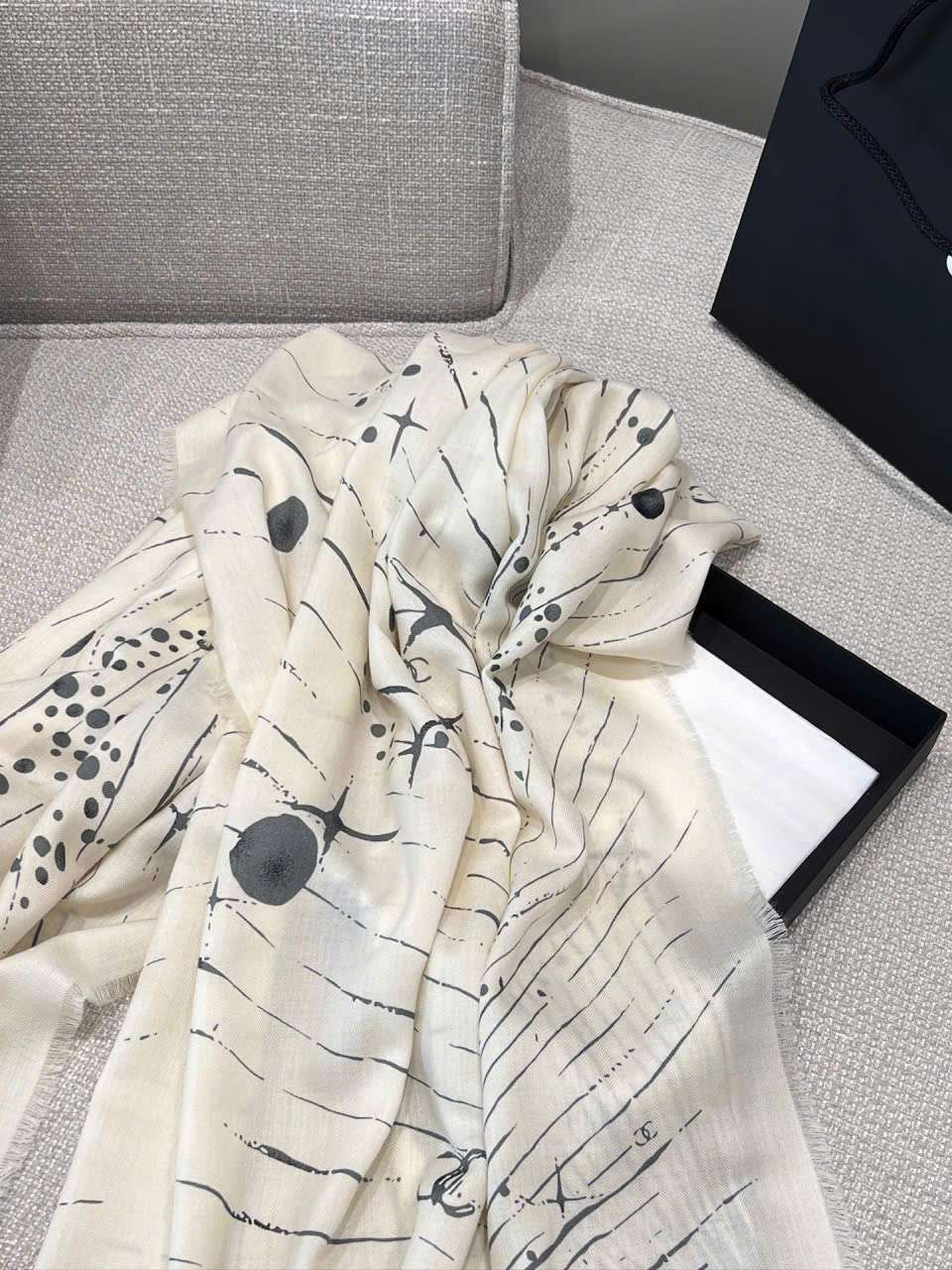 Khăn choàng Chanel màu trắng cashmere mềm mại thanh lịch Khăn choàng Chanel màu trắng cashmere mềm mại thanh lịch