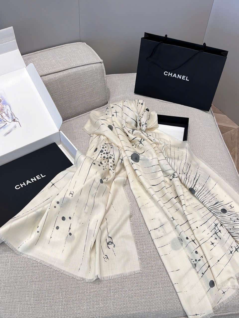 Khăn choàng Chanel màu trắng cashmere mềm mại thanh lịch Khăn choàng Chanel màu trắng cashmere mềm mại thanh lịch