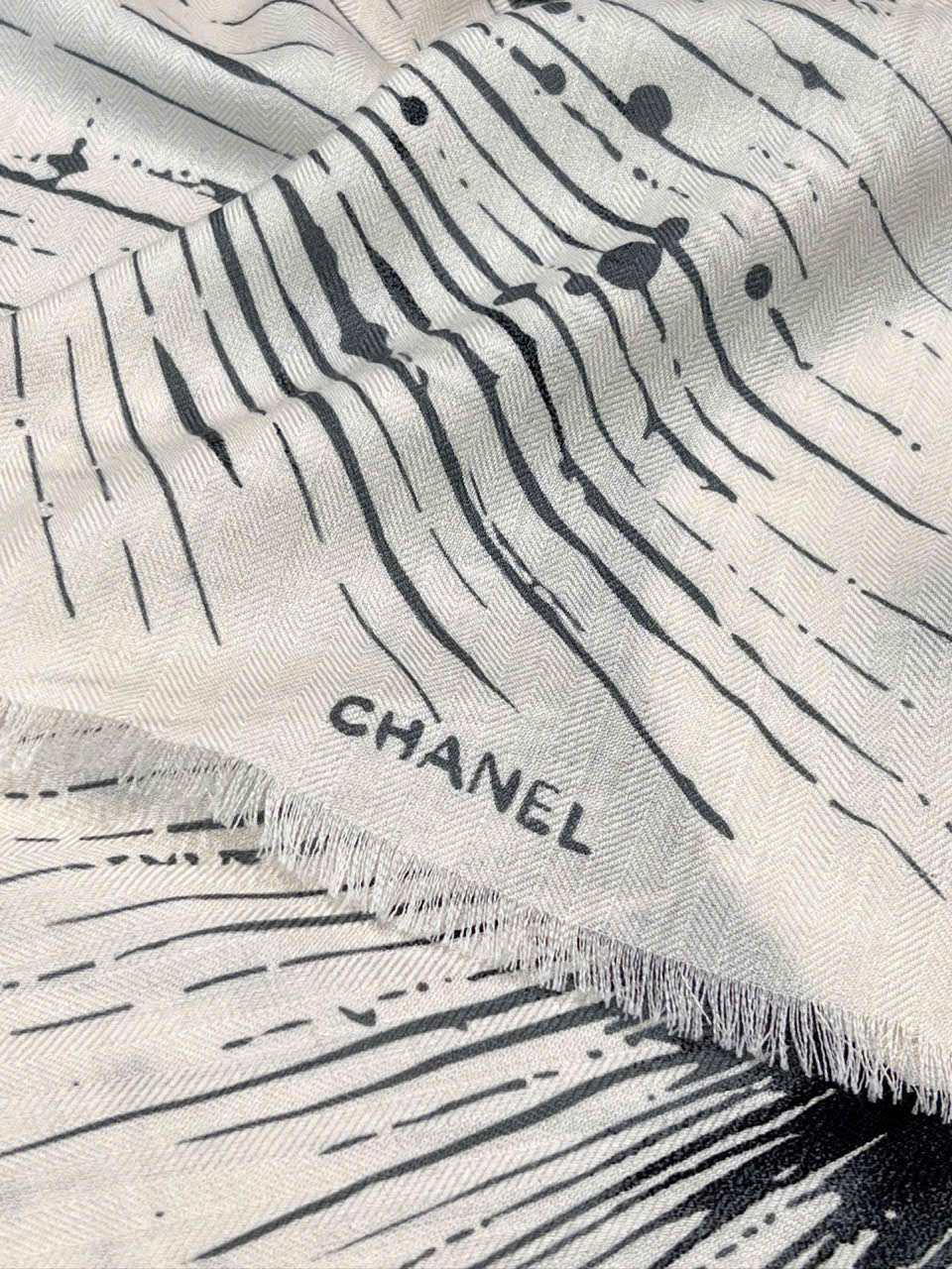 Khăn choàng Chanel màu trắng cashmere mềm mại thanh lịch Khăn choàng Chanel màu trắng cashmere mềm mại thanh lịch
