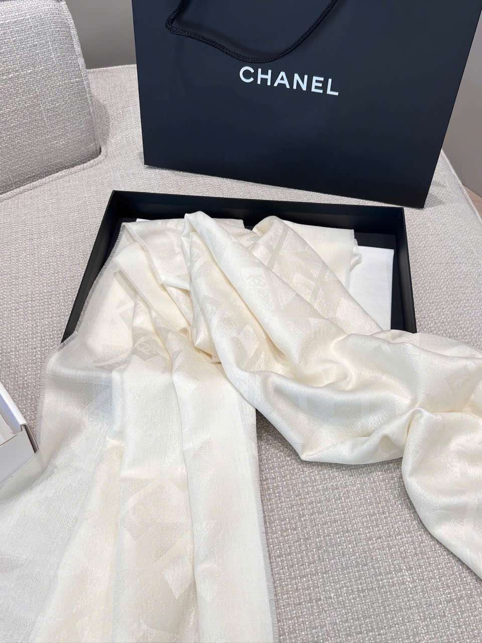 Khăn Chanel màu trắng thanh lịch mùa thu đông Khăn Chanel màu trắng thanh lịch mùa thu đông