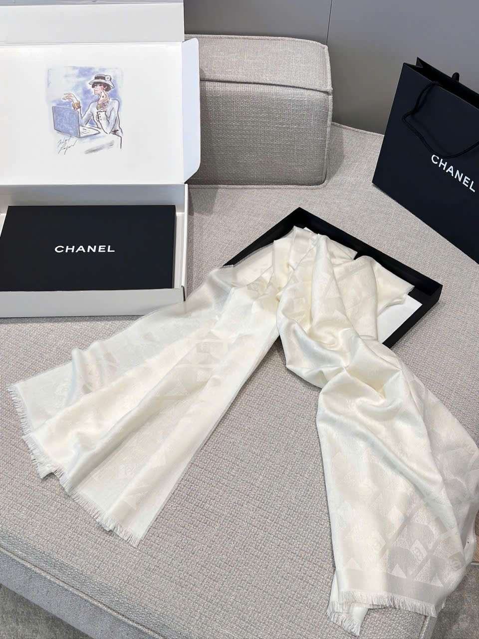 Khăn Chanel màu trắng thanh lịch mùa thu đông Khăn Chanel màu trắng thanh lịch mùa thu đông