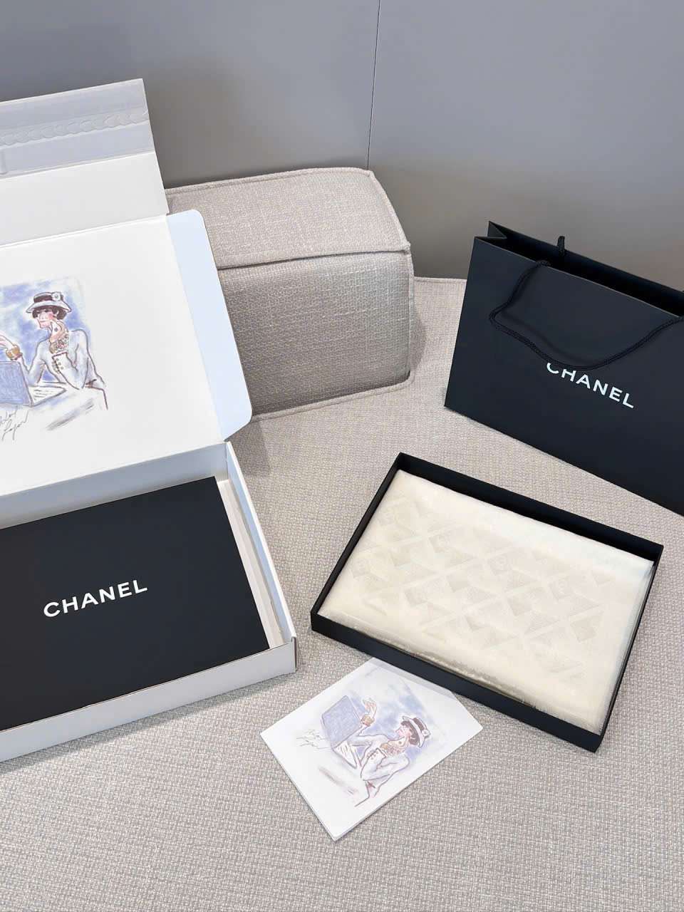 Khăn Chanel màu trắng thanh lịch mùa thu đông Khăn Chanel màu trắng thanh lịch mùa thu đông