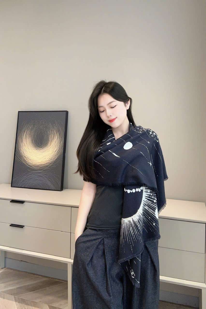 Khăn choàng Chanel cashmere luxury họa tiết thiên văn cao cấp Khăn choàng Chanel cashmere luxury họa tiết thiên văn cao cấp