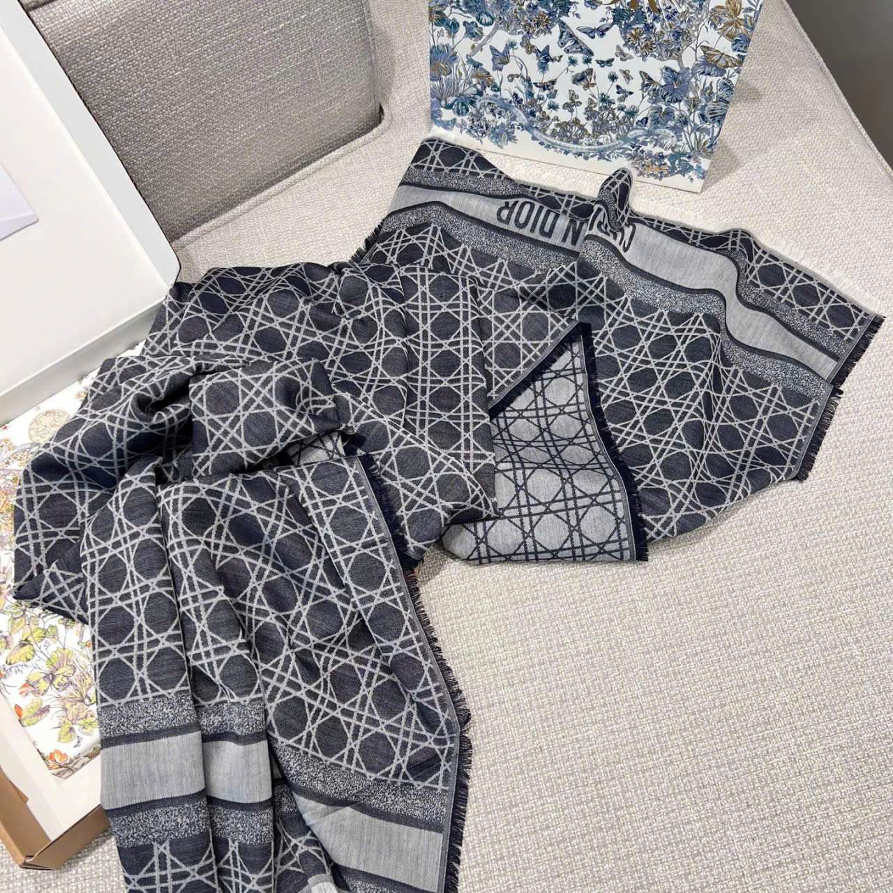 Khăn choàng dài Dior dòng Denim họa tiết Cannage màu xanh denim Khăn choàng dài Dior dòng Denim họa tiết Cannage màu xanh denim
