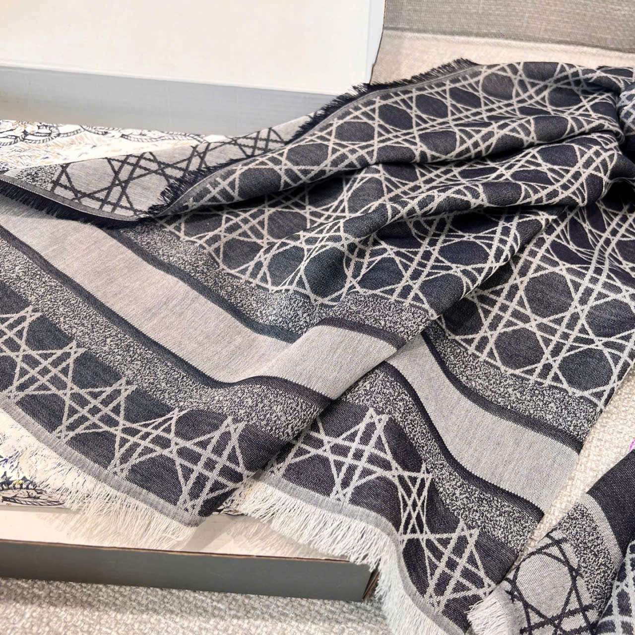 Khăn choàng dài Dior dòng Denim họa tiết Cannage màu xanh denim Khăn choàng dài Dior dòng Denim họa tiết Cannage màu xanh denim