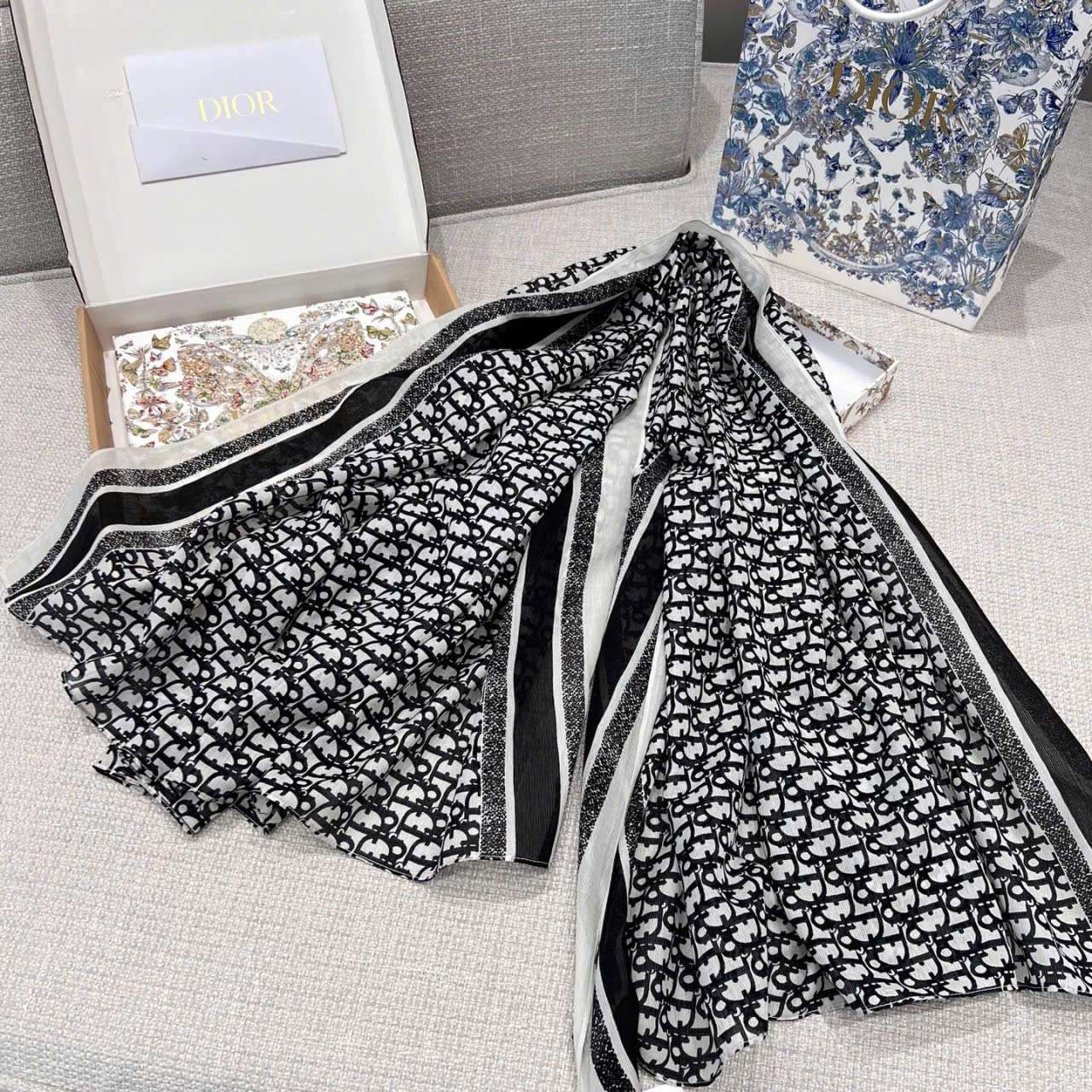 Khăn Dior Màu Xanh Đen Logo Christian Dior Cao Cấp Khăn Dior Màu Xanh Đen Logo Christian Dior Cao Cấp