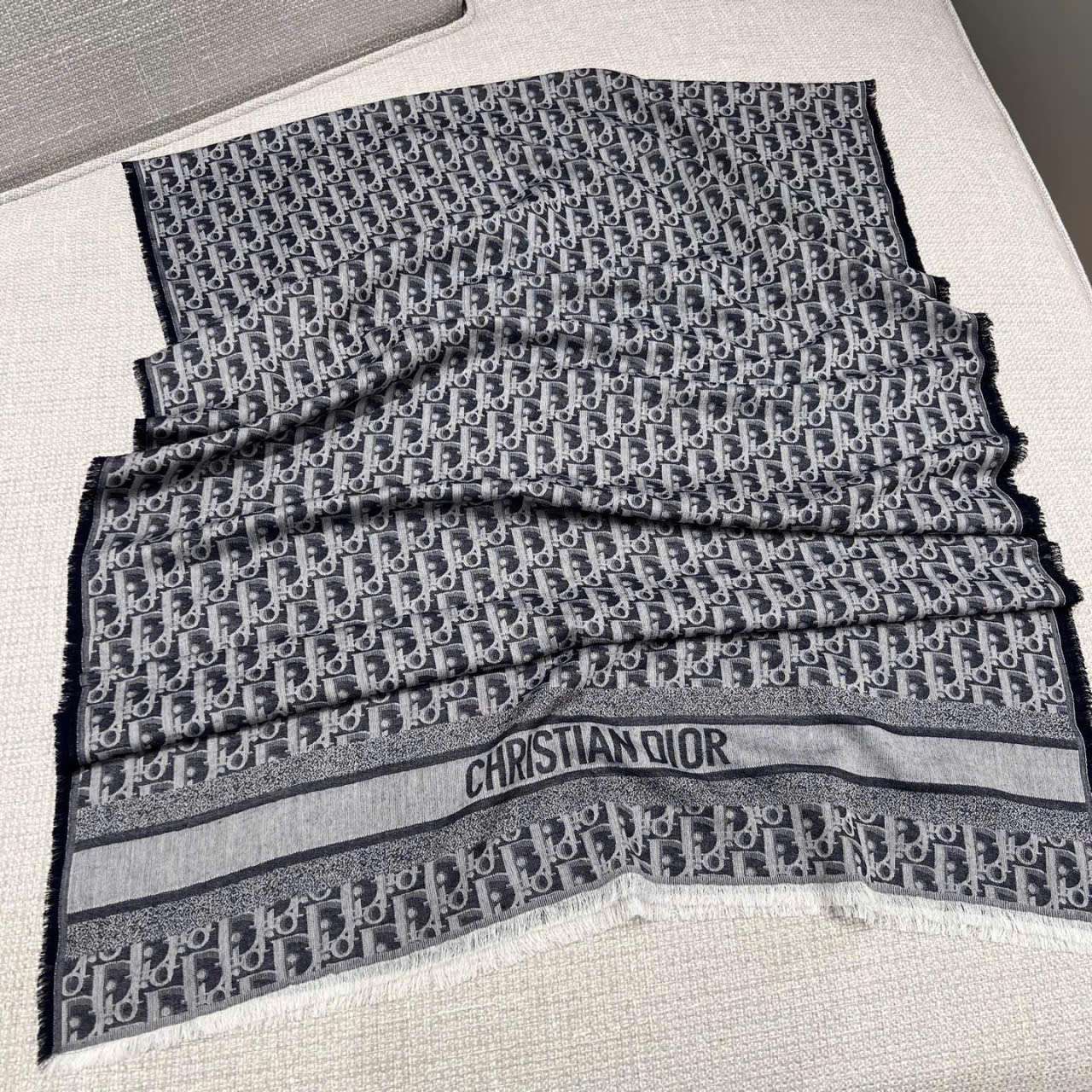 Khăn choàng Dior Oblique jacquard màu xanh navy thanh lịch Khăn choàng Dior Oblique jacquard màu xanh navy thanh lịch