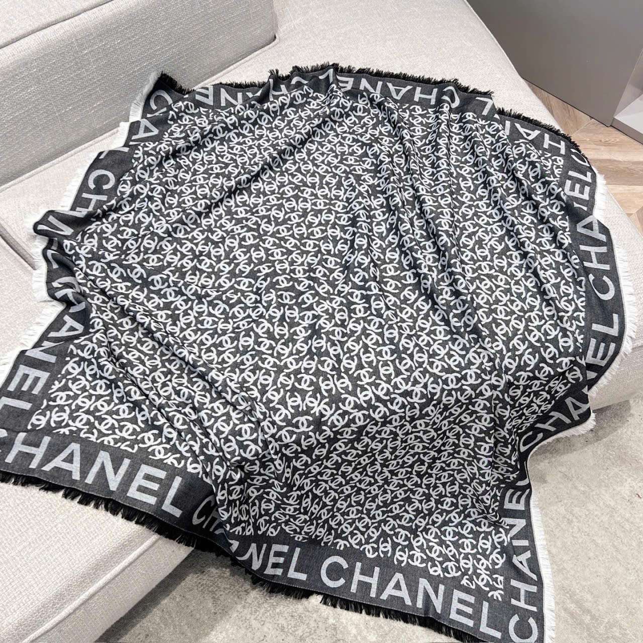 khăn lụa chanel họa tiết chữ lồng khăn lụa chanel họa tiết chữ lồng