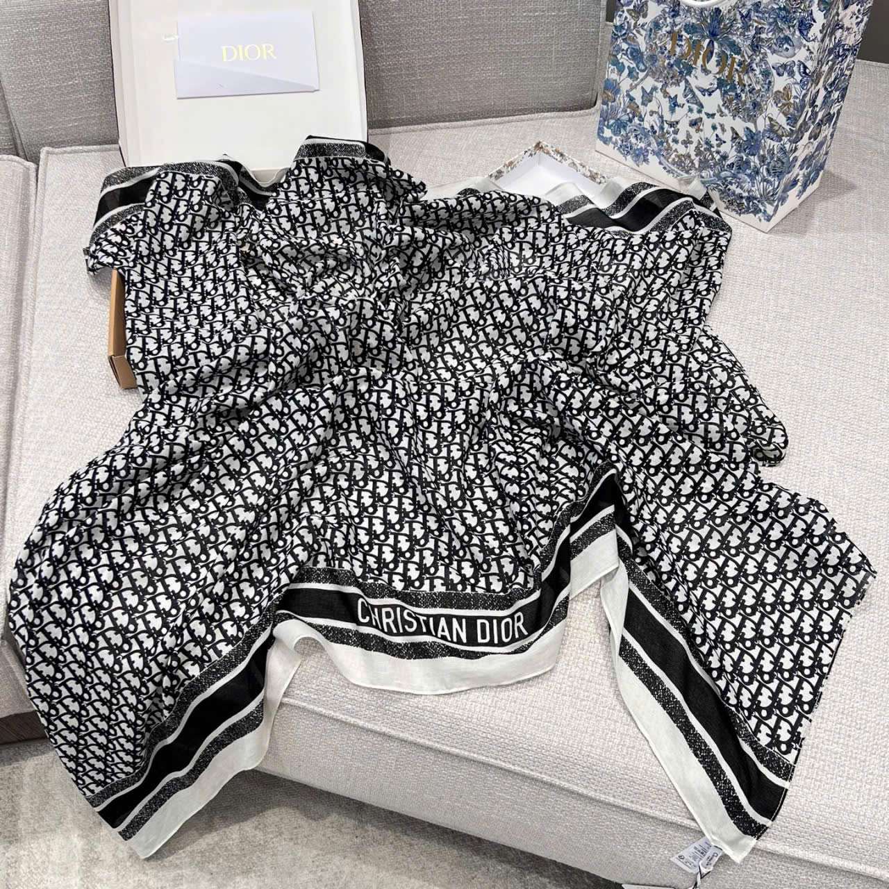 Khăn Quàng Dior Màu Xanh Đen Kích Thước 120X160Cm Khăn Quàng Dior Màu Xanh Đen Kích Thước 120X160Cm