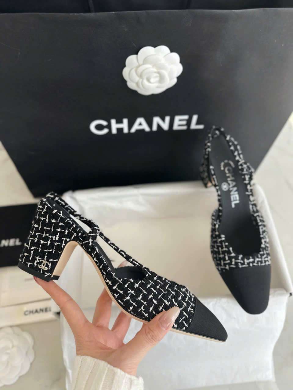 Kinh nghiệm phối Giày Slingback Chanel với váy công sở thanh lịch Kinh nghiệm phối Giày Slingback Chanel với váy công sở thanh lịch
