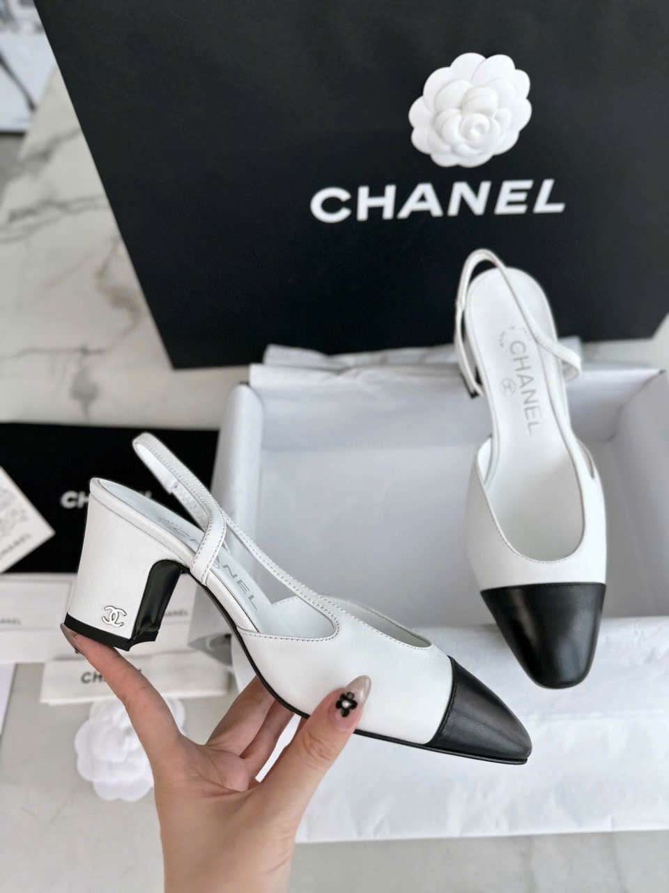 Kinh nghiệm phối Giày Slingback Chanel với váy công sở thanh lịch Kinh nghiệm phối Giày Slingback Chanel với váy công sở thanh lịch