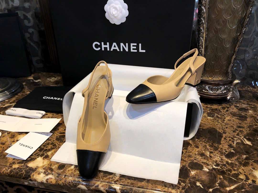 Lựa chọn váy công sở phù hợp khi mang Giày Slingback Chanel Lựa chọn váy công sở phù hợp khi mang Giày Slingback Chanel