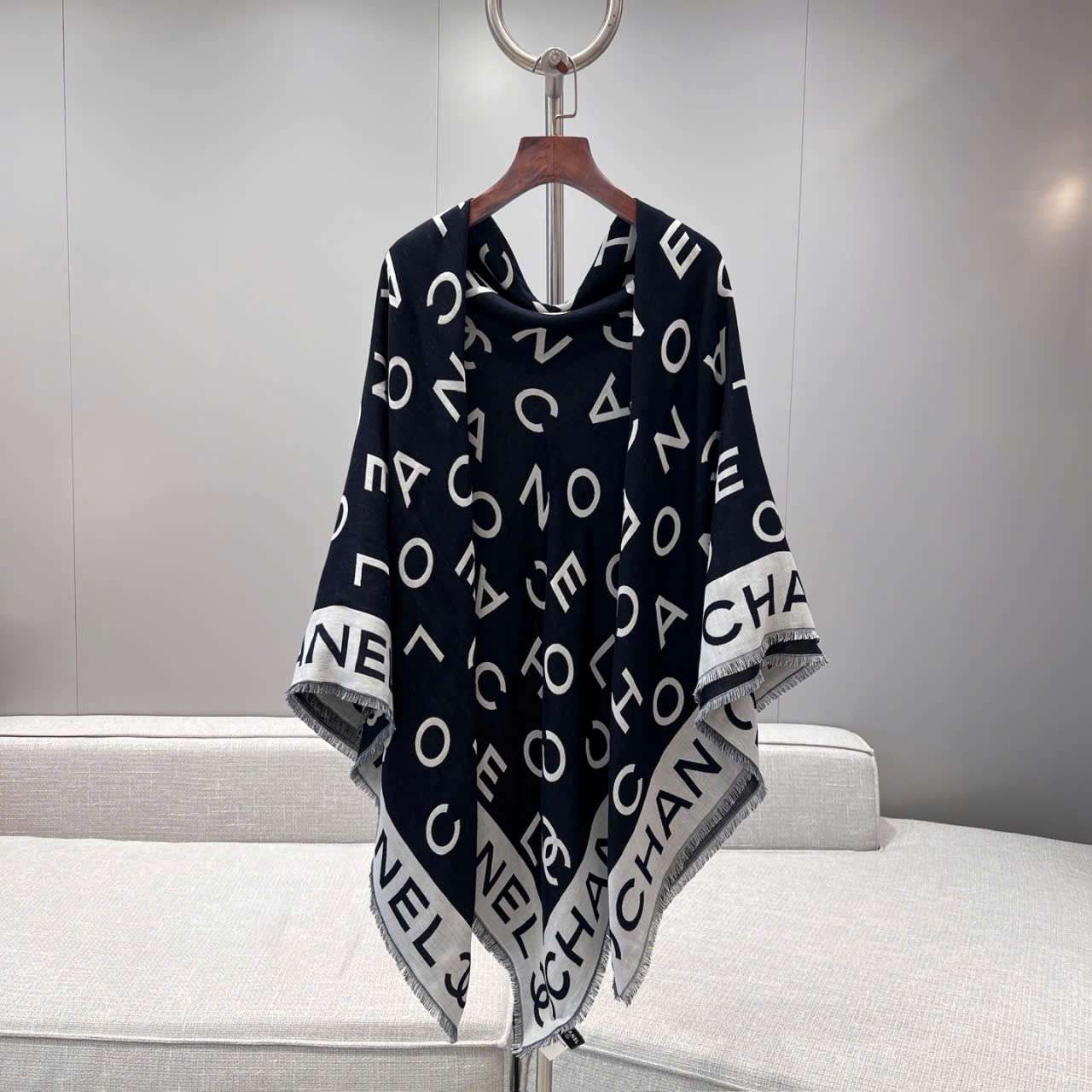Lưu ý sử dụng khăn quàng Chanel để giữ vẻ đẹp lâu dài Lưu ý sử dụng khăn quàng Chanel để giữ vẻ đẹp lâu dài