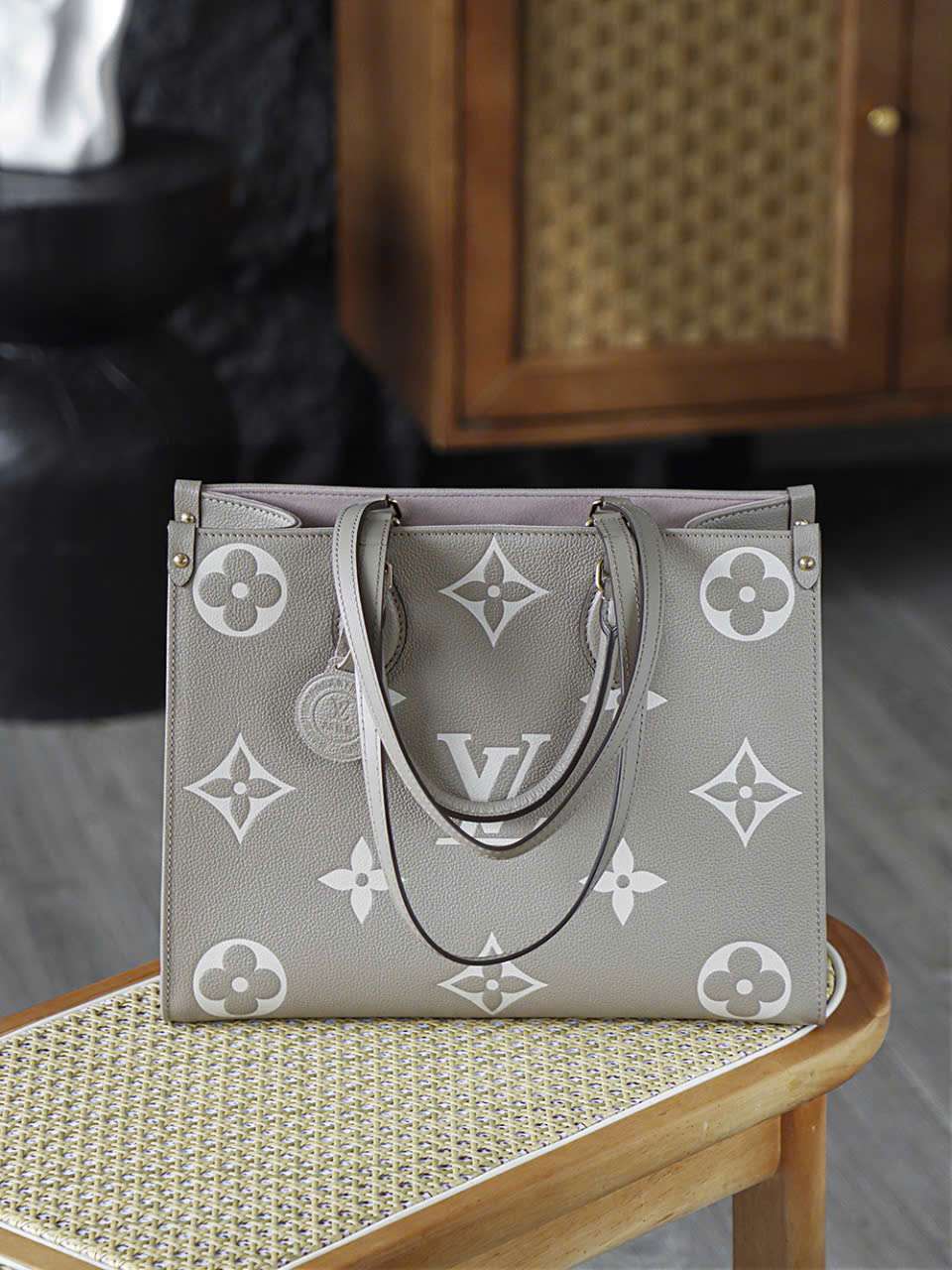 Túi Lv Onthego Màu Xám Phía Sau Monogram Nổi Túi Lv Onthego Màu Xám Phía Sau Monogram Nổi