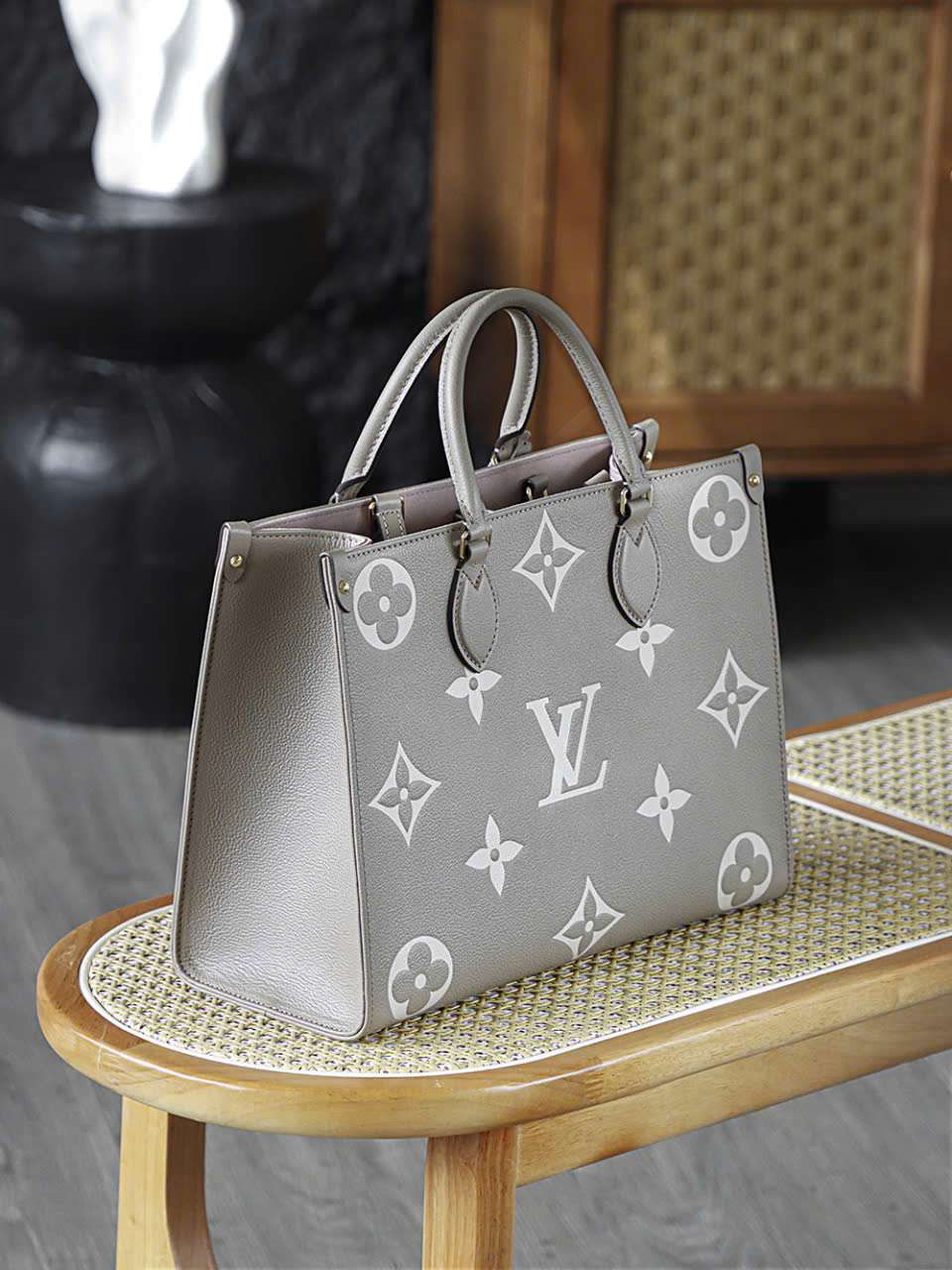 Túi Lv Onthego Màu Xám Bên Hông Size 35 Hiện Đại Túi Lv Onthego Màu Xám Bên Hông Size 35 Hiện Đại