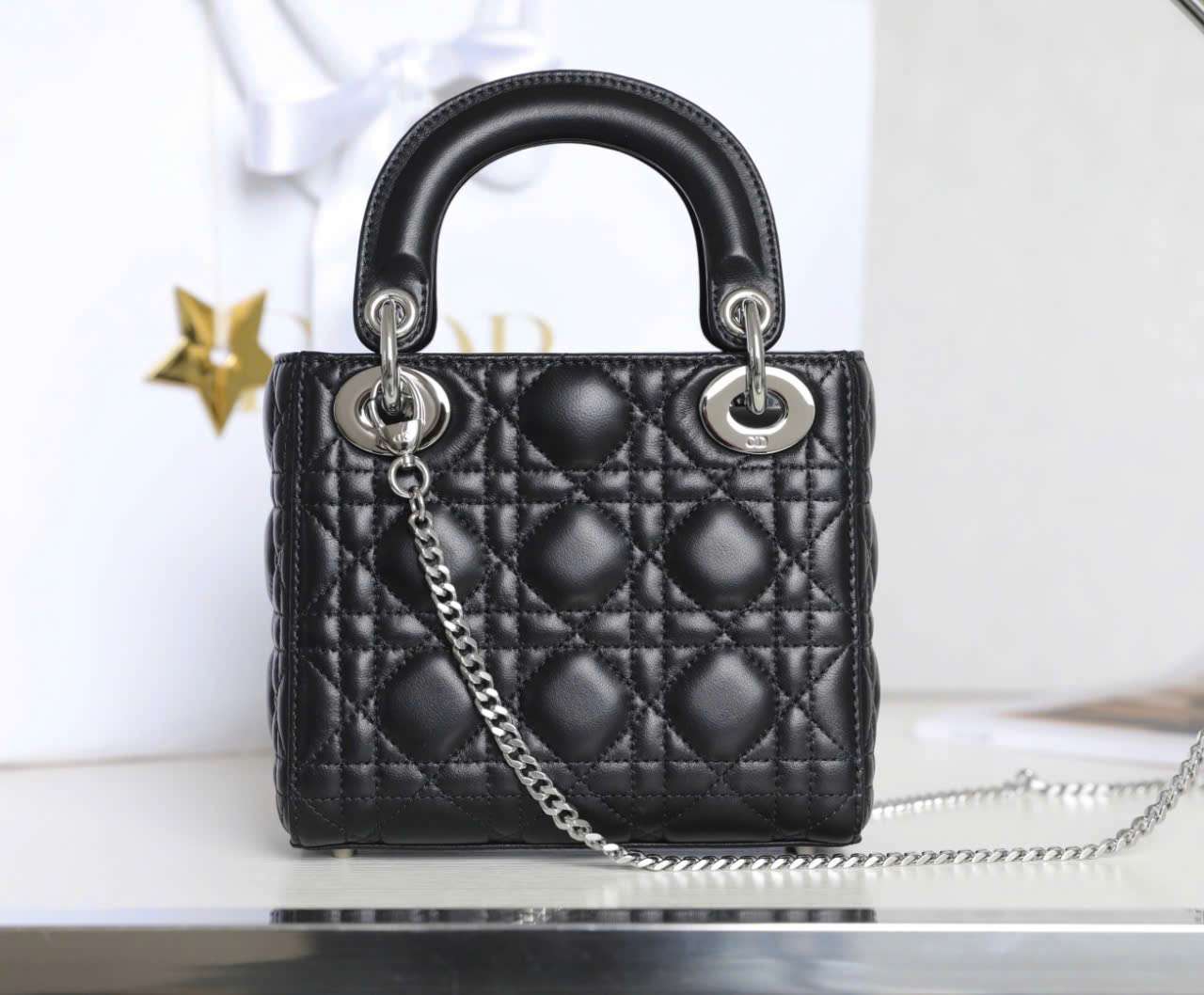 Chi Tiết Mặt Sau Túi Xách Dior Lady Mini Luxury Chất Liệu Da Cừu Mềm Mại Chi Tiết Mặt Sau Túi Xách Dior Lady Mini Luxury Chất Liệu Da Cừu Mềm Mại