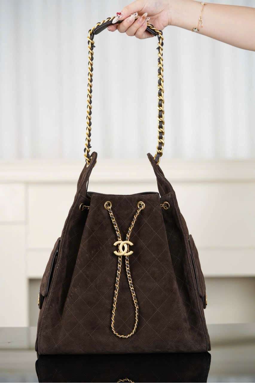 Mặt trước túi xách Chanel Hobo 25k màu nâu - TCN0001 Mặt trước túi xách Chanel Hobo 25k màu nâu - TCN0001