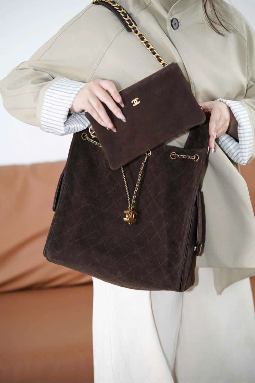 Mẫu đeo túi xách Chanel Hobo 25k màu nâu - TCN0001 Mẫu đeo túi xách Chanel Hobo 25k màu nâu - TCN0001