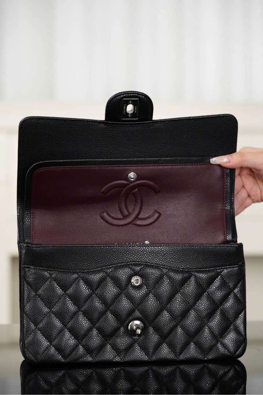 Mẹo bảo quản túi Chanel Classic Flap da Caviar giúp giữ phom dáng chuẩn Mẹo bảo quản túi Chanel Classic Flap da Caviar giúp giữ phom dáng chuẩn