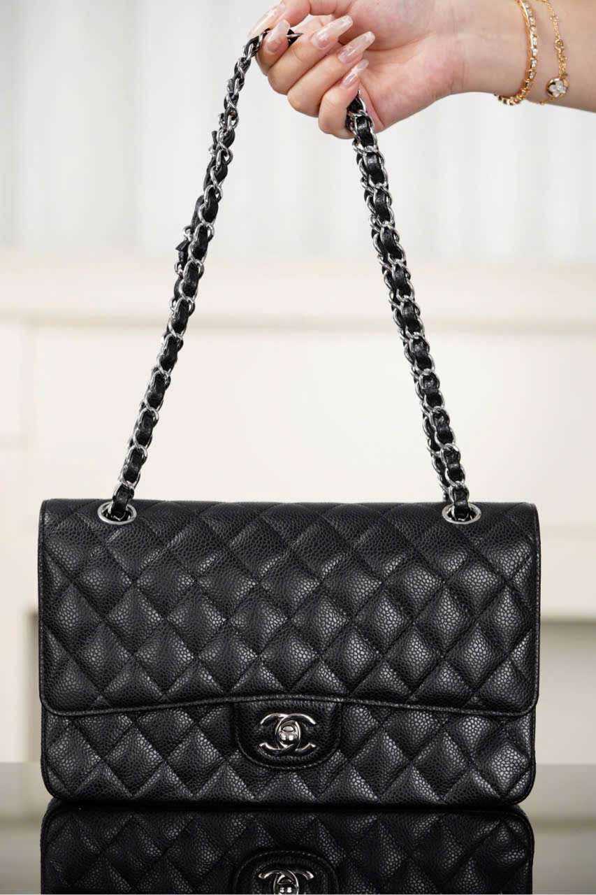 Mẹo bảo quản túi Chanel Classic Flap da Caviar giúp giữ phom dáng chuẩn Mẹo bảo quản túi Chanel Classic Flap da Caviar giúp giữ phom dáng chuẩn