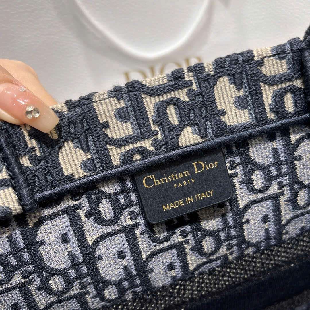 Bên Trong Túi Dior Book Tote VIP Có Tag Da Và Mã Code Rõ Nét Bên Trong Túi Dior Book Tote VIP Có Tag Da Và Mã Code Rõ Nét