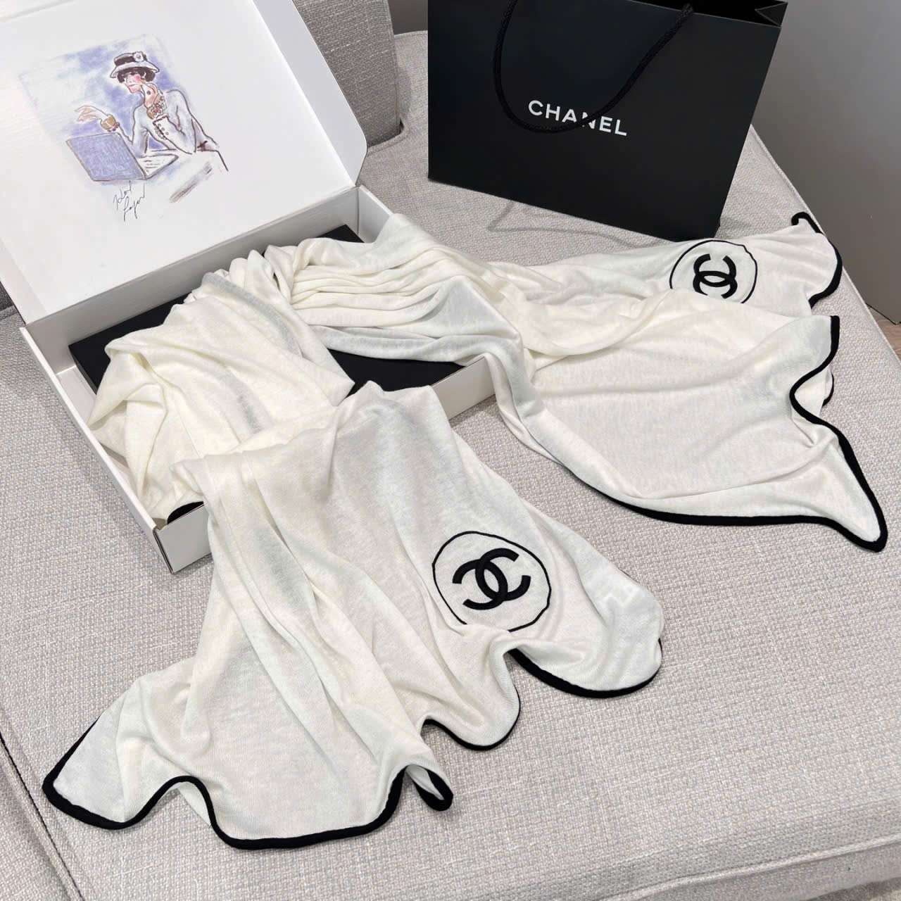 Phối khăn quàng Chanel với nhiều phong cách trang phục Phối khăn quàng Chanel với nhiều phong cách trang phục