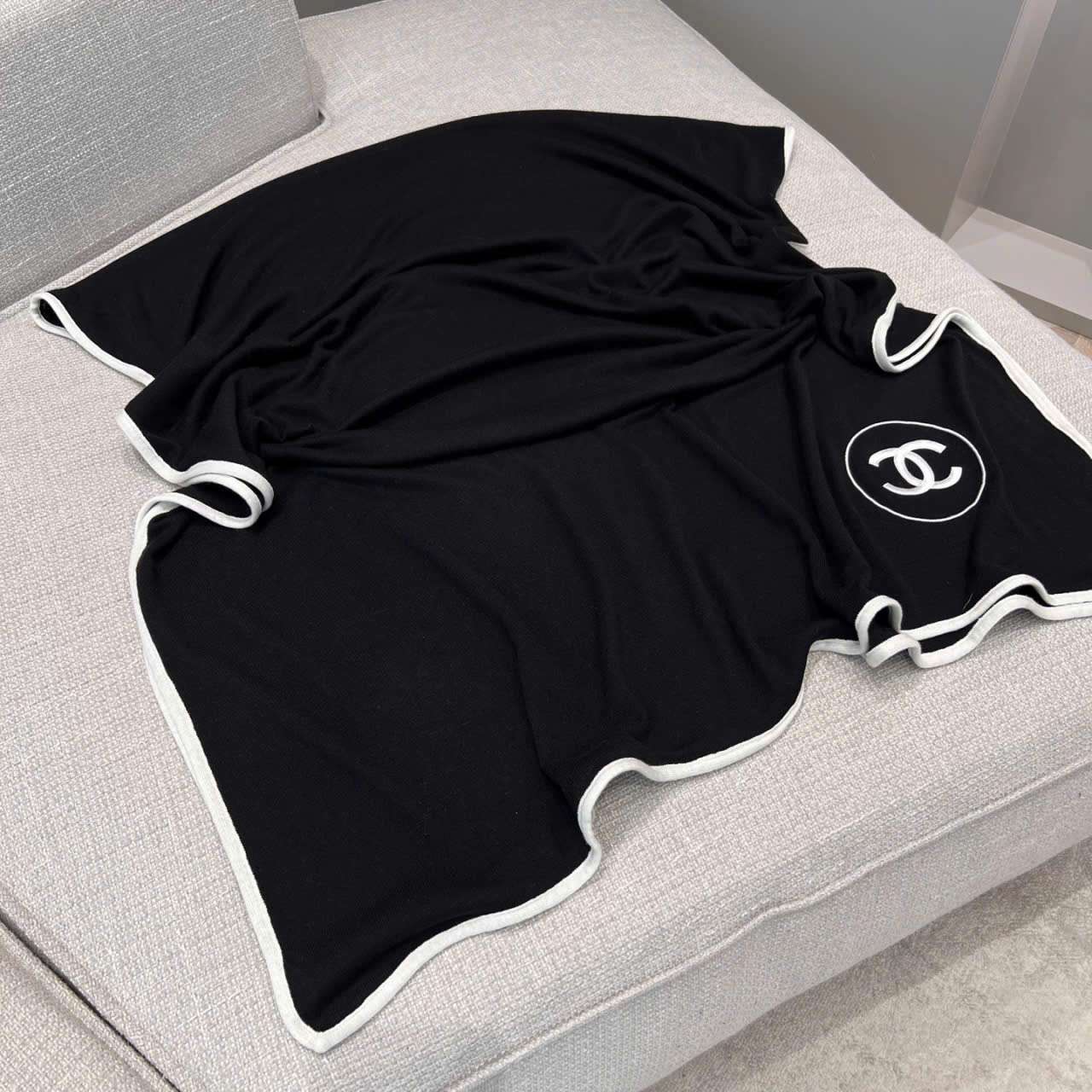 Phối khăn quàng Chanel với nhiều phong cách trang phục Phối khăn quàng Chanel với nhiều phong cách trang phục