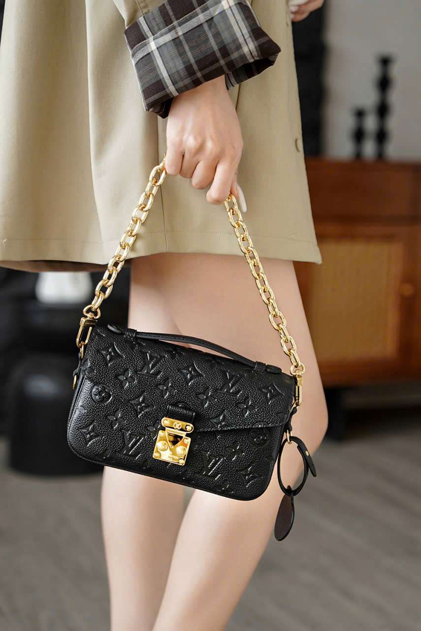 Phối Túi LV Với Váy Dự Tiệc Cưới Thanh Lịch Phối Túi LV Với Váy Dự Tiệc Cưới Thanh Lịch