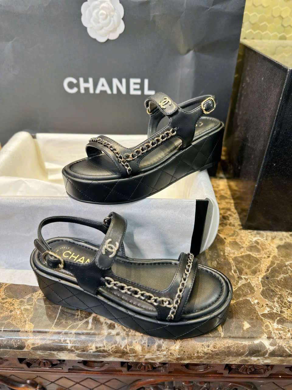 Sandal Chanel Đế Xuồng 25P Da Thật Sang Trọng Sandal Chanel Đế Xuồng 25P Da Thật Sang Trọng
