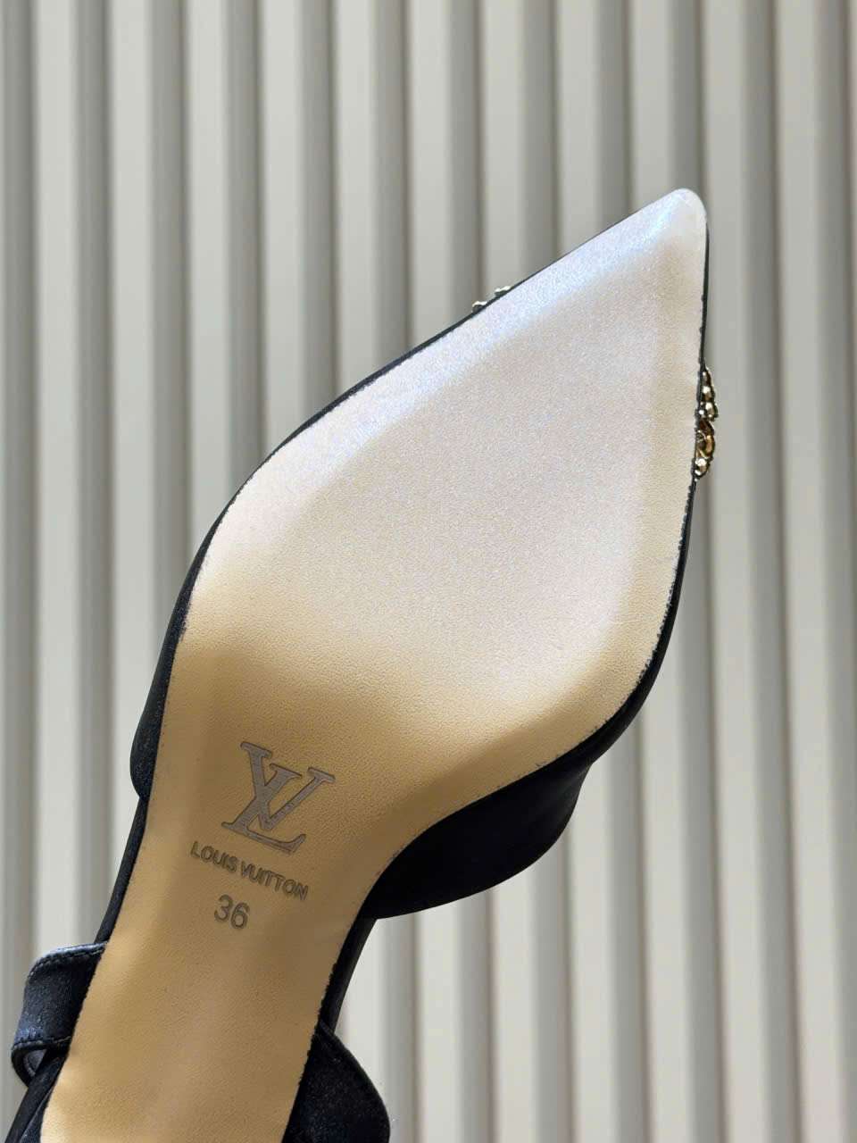 Sandal LV Đính Đá Satin Màu Đen VIP Hải Dương Sandal LV Đính Đá Satin Màu Đen VIP Hải Dương