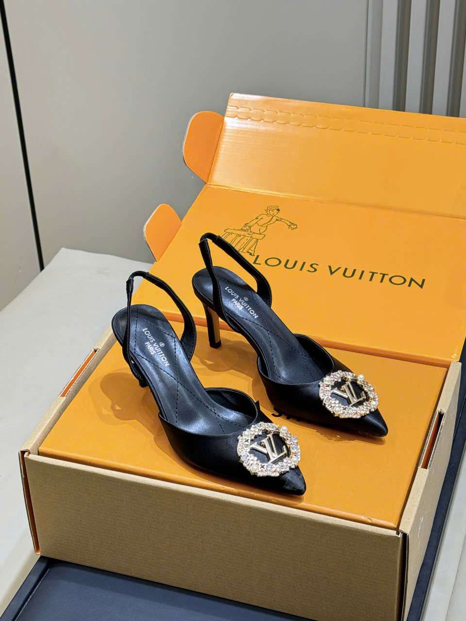 Sandal LV Đính Đá Satin Màu Đen VIP Hải Dương Sandal LV Đính Đá Satin Màu Đen VIP Hải Dương
