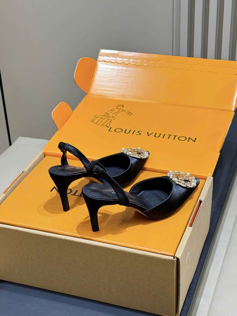 Sandal LV Đính Đá Satin Màu Đen VIP Hải Dương Sandal LV Đính Đá Satin Màu Đen VIP Hải Dương