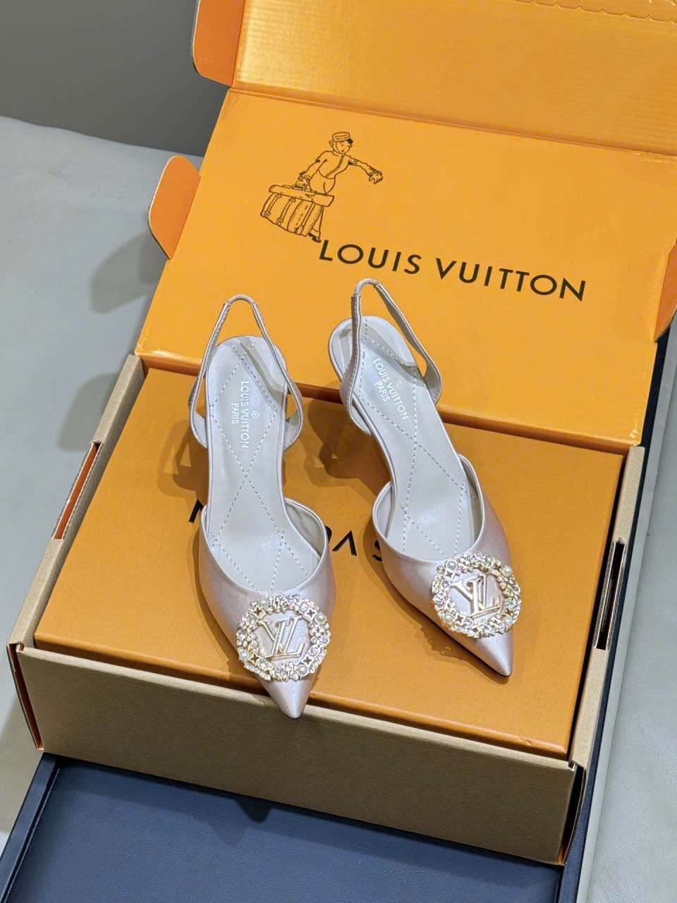 Sandal LV Đính Đá Satin Màu Kem Siêu Cấp Sandal LV Đính Đá Satin Màu Kem Siêu Cấp