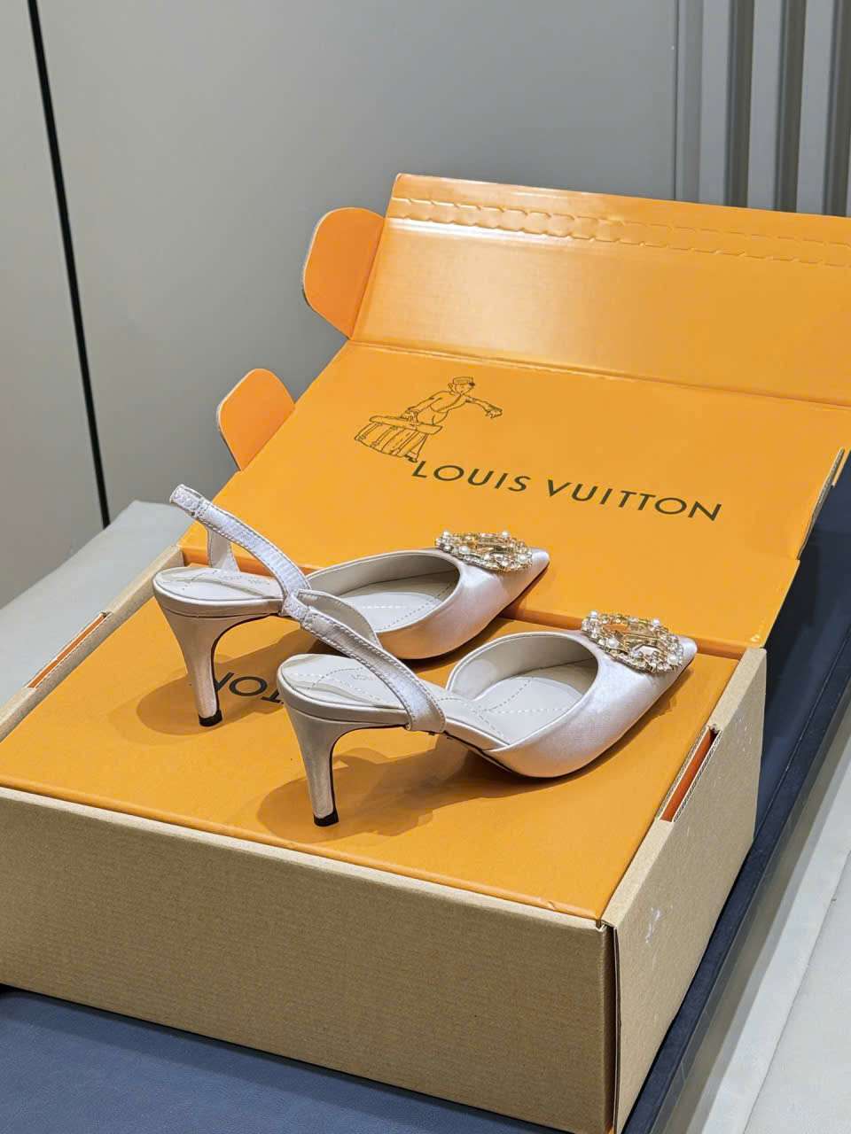 Sandal LV Đính Đá Satin Màu Kem Siêu Cấp Sandal LV Đính Đá Satin Màu Kem Siêu Cấp